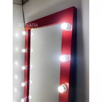Яркое красное гримерное зеркало с подсветкой лампочками